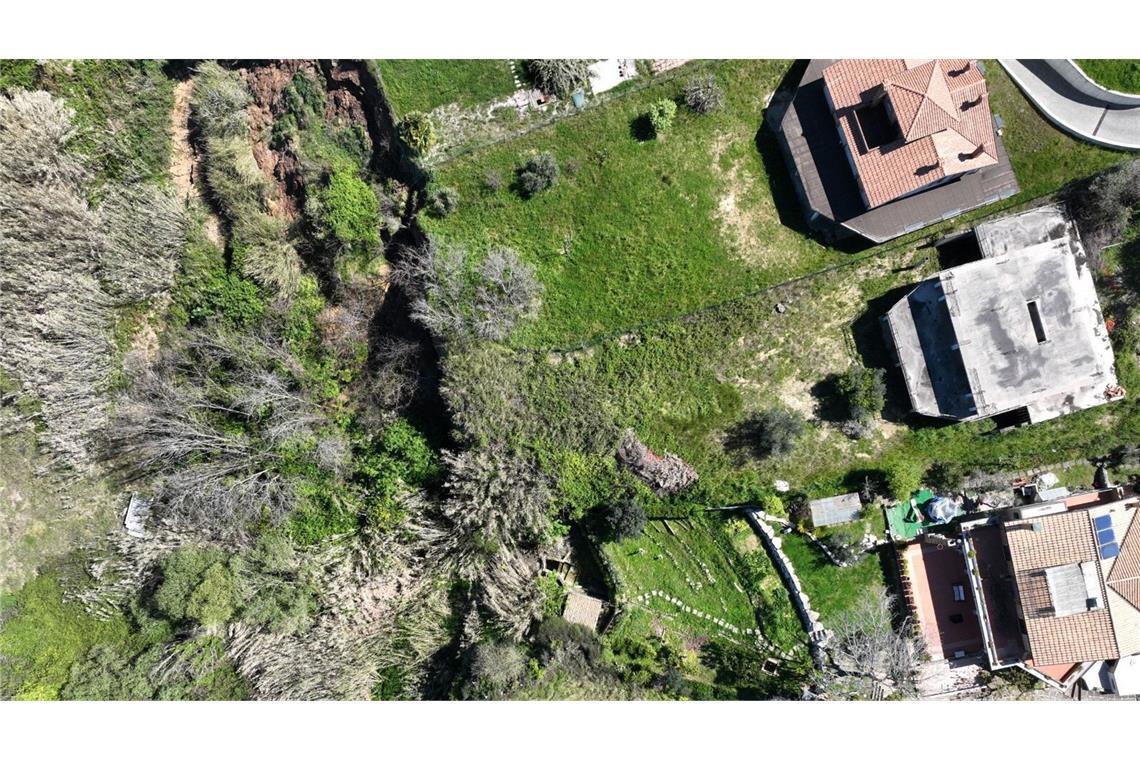 Dieses von der italienischen Feuerwehr zur Verfügung gestellte Foto zeigt eine Aufnahmen aus der Luft von einem Erdrutsch in Süditalien.