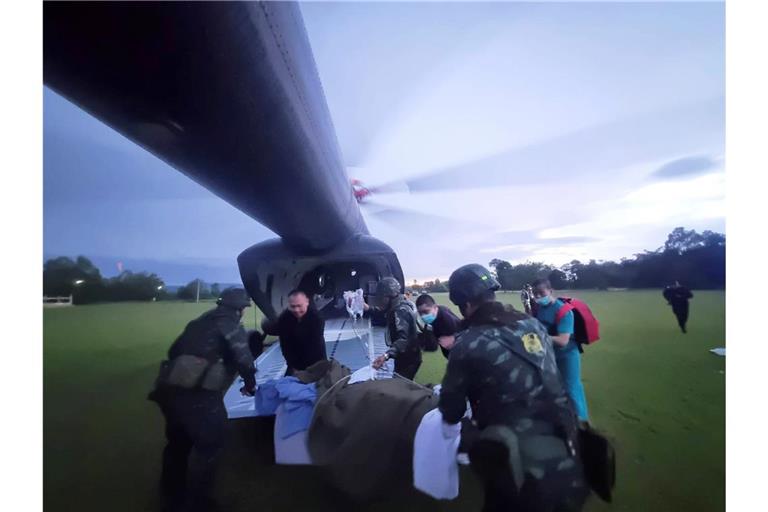 Dieses von der Königlich Thailändischen Armee veröffentlichte Foto zeigt einen verletzten thailändischen Soldaten, der in der thailändischen Provinz Ubon Ratchathani auf eine Landmine getreten ist und in ein Krankenhaus geflogen wird.