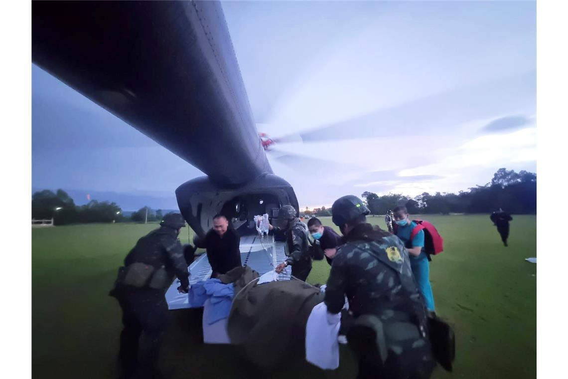 Dieses von der Königlich Thailändischen Armee veröffentlichte Foto zeigt einen verletzten thailändischen Soldaten, der in der thailändischen Provinz Ubon Ratchathani auf eine Landmine getreten ist und in ein Krankenhaus geflogen wird.