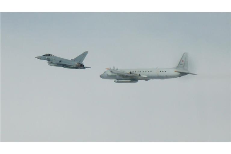 Dieses von der Luftwaffe zur Verfügung gestellte Foto zeigt einen Eurofighter der Bundeswehr (l) und ein russisches Aufklärungsflugzeug. (Archivbild)