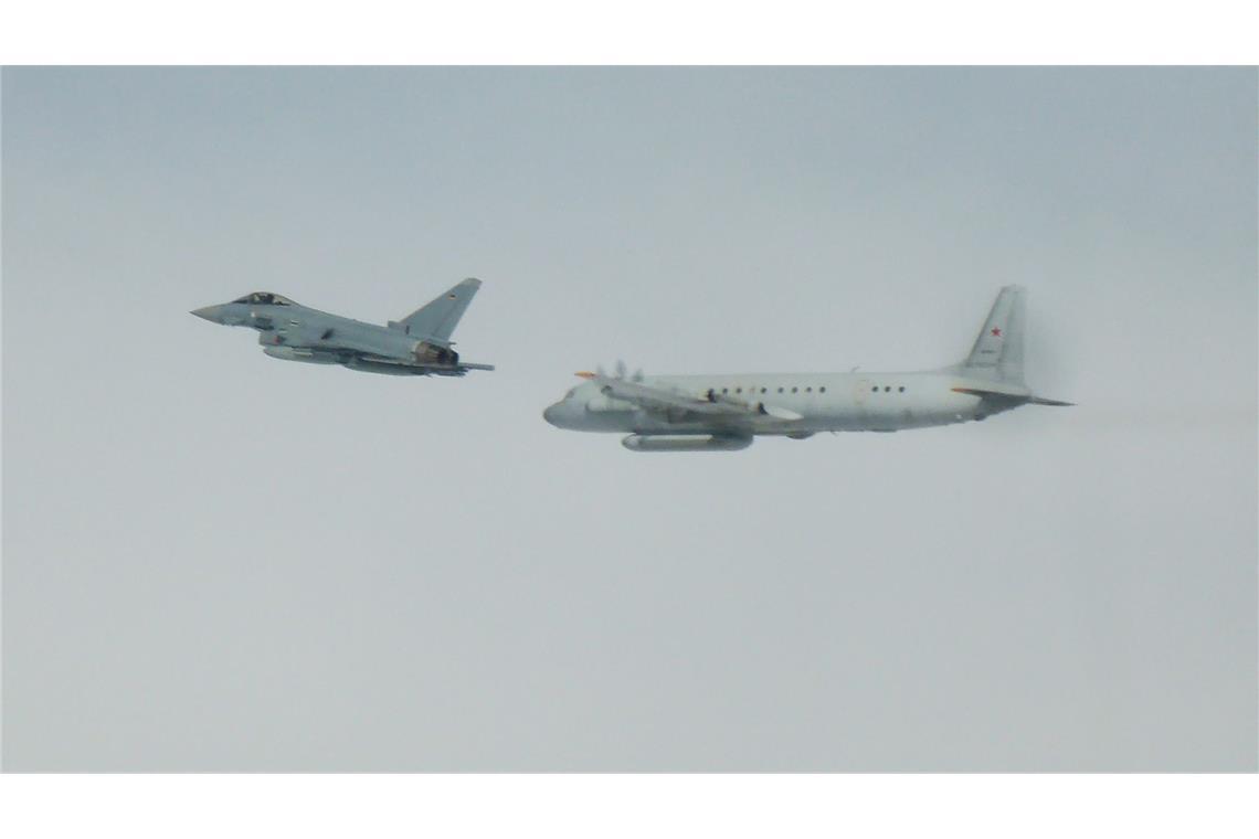Dieses von der Luftwaffe zur Verfügung gestellte Foto zeigt einen Eurofighter der Bundeswehr (l) und ein russisches Aufklärungsflugzeug. (Archivbild)