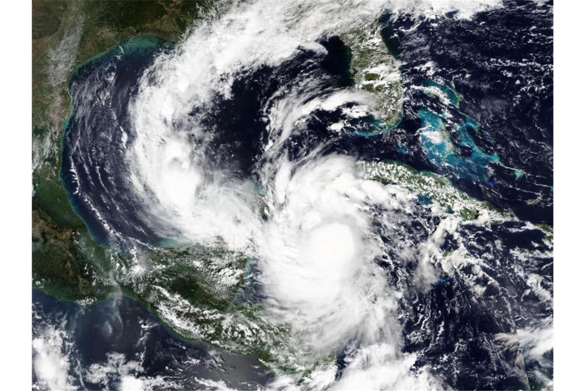 Hurrikan „Delta“ trifft auf mexikanische Halbinsel Yucatán Dieses von der NASA veröffentlichte Satellitenbild zeigt den Hurrikan „Delta“ aus dem Weltraum. Mexikos Yucatán-Halbinsel wappnet sich für den stärksten Sturm dort seit 15 Jahren. Foto: -/NASA/AP/dpa
