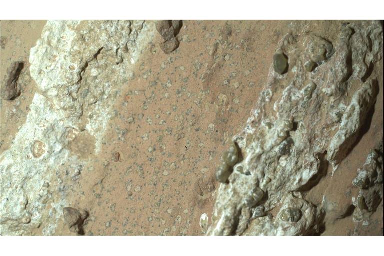 Dieses von der Nasa zur Verfügung gestellte Bild zeigt eine vom Nasa-Rover „Perseverance“ im vergangenen Jahr auf dem Mars entnommene Gesteinsprobe.