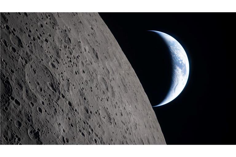 Dieses von der NASA zur Verfügung gestellte Foto zeigt die Erde, die hinter dem Mond untergeht.