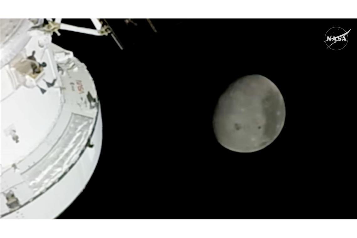 Dieses von der NASA zur Verfügung gestellte Videostandbild zeigt den Mond von einer Kamera außerhalb des Orion-Raumschiffs, nachdem die Crew der "Artemis 2"-Mondmission sich weiter von der Erde entfernt hat als jemals Menschen zuvor.
