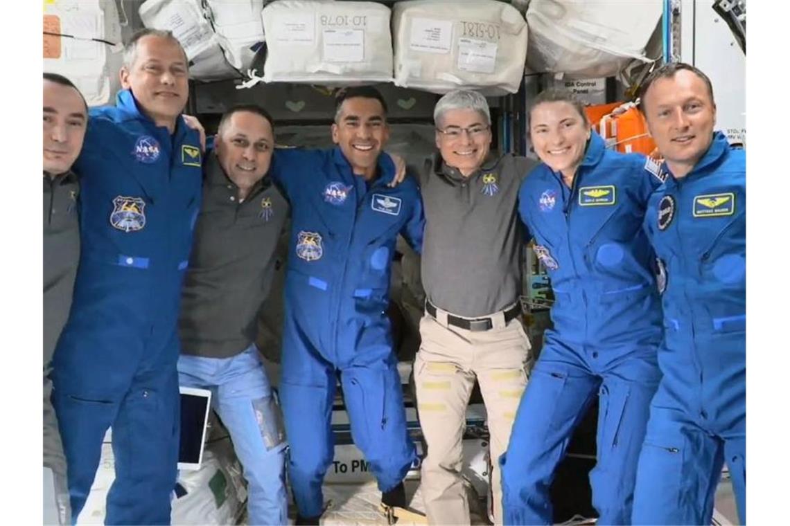 Umarmungen und Selfies: Astronaut Maurer an ISS angekommen Dieses von der NASA zur Verfügung gestellte Videostandbild zeigt die Besatzung nach der Ankunft von SpaceX Crew-3 an der Internationalen Raumstation (ISS). Foto: Uncredited/NASA/AP/dpa