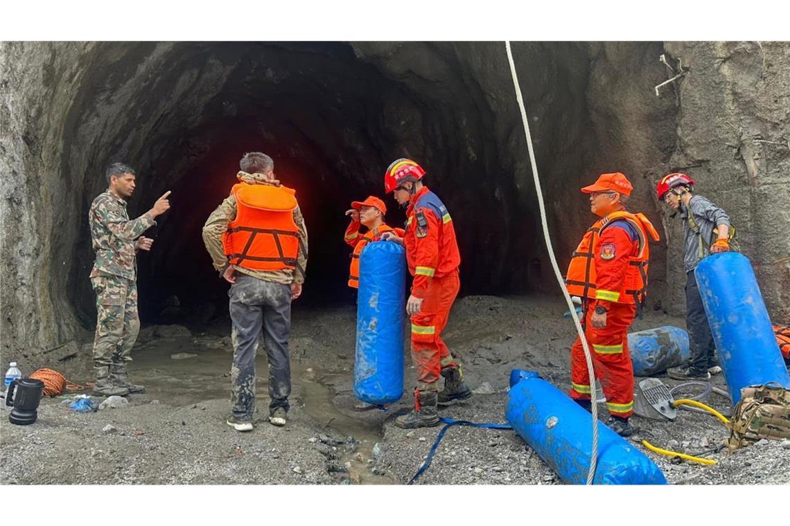 Dieses von der nepalesischen Armee zur Verfügung gestellte Foto zeigt Soldaten der nepalesischen Armee bei einem Rettungseinsatz am Standort eines Wasserkraftprojekts in Upper Trishuli, Nepal. (zu dpa: «Überall Leichensäcke: Mehr als 1.000 Tote nach Himalaya-Flut»)