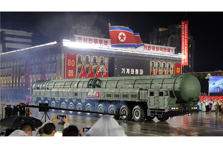 Dieses von der nordkoreanischen Regierung zur Verfügung gestellte Foto zeigt eine nach eigenen Angaben neue ballistische Interkontinentalrakete namens Hwasong-20 während einer Militärparade.