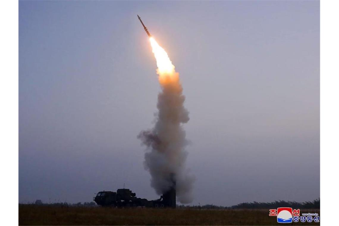 Nordkorea vermeldet Test von Flugabwehrrakete Dieses von der nordkoreanischen Regierung zur Verfügung gestellte Foto soll den Testabschuss einer neu entwickelten Flugabwehrrakete in Nordkorea zeigen. Foto: Kim Un Hyok/KCNA/dpa