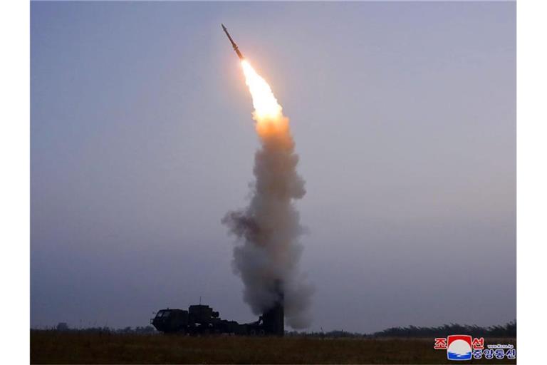 Dieses von der nordkoreanischen Regierung zur Verfügung gestellte Foto soll den Testabschuss einer neu entwickelten Flugabwehrrakete in Nordkorea zeigen. Foto: Kim Un Hyok/KCNA/dpa