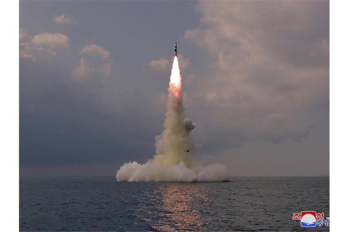 Dieses von der nordkoreanischen Regierung zur Verfügung gestellte Foto zeigt eine ballistische Rakete, die in Nordkorea von einem U-Boot aus gestartet wurde. Foto: --/KCNA via KNS via AP/dpa