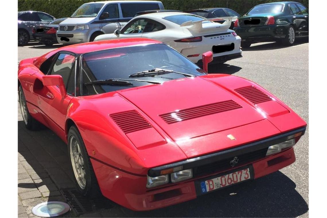 Dieses von der Polizei Düsseldorf zur Verfügung gestellte Foto zeigt einen Ferrari. Ein unbekannter Täter nutzte die Gelegenheit einer Probefahrt und entwendete am 13.Mai in Neuss Uedesheim einen seltenen und hochwertigen Ferrari GTO. Foto: ---/Polizei Düsseldorf/dpa