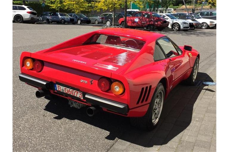 Dieses von der Polizei Düsseldorf zur Verfügung gestellte Foto zeigt einen Ferrari. Foto: ---/Polizei Düsseldorf/dpa