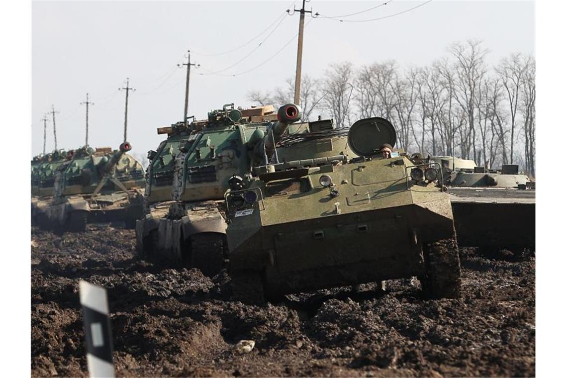 Ostukraine: Russland kritisiert Aussagen von Guterres Dieses von der russischen Staatsagentur TASS verbreitete Bild zeigt militärische Fahrzeuge, die sich in der Region Rostow bewegen. Foto: Stringer/TASS/dpa