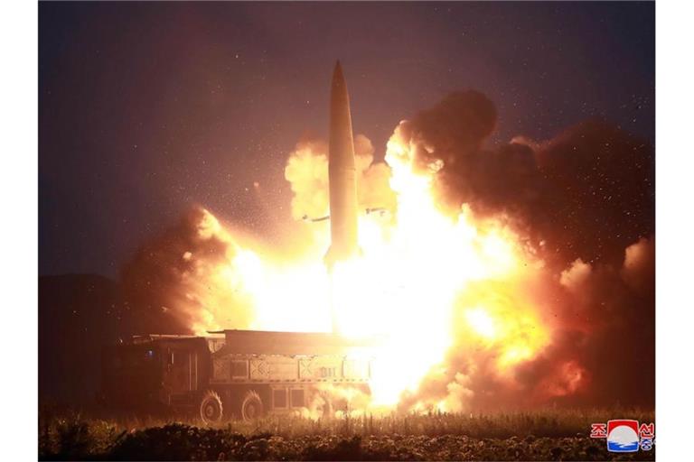 Dieses von der staatlichen nordkoreanischen Nachrichtenagentur KCNA aus dem Jahr 2019 zur Verfügung gestellte Foto soll den Start einer Rakete in Nordkorea zeigen. (Archivbild). Foto: -/KCNA/dpa