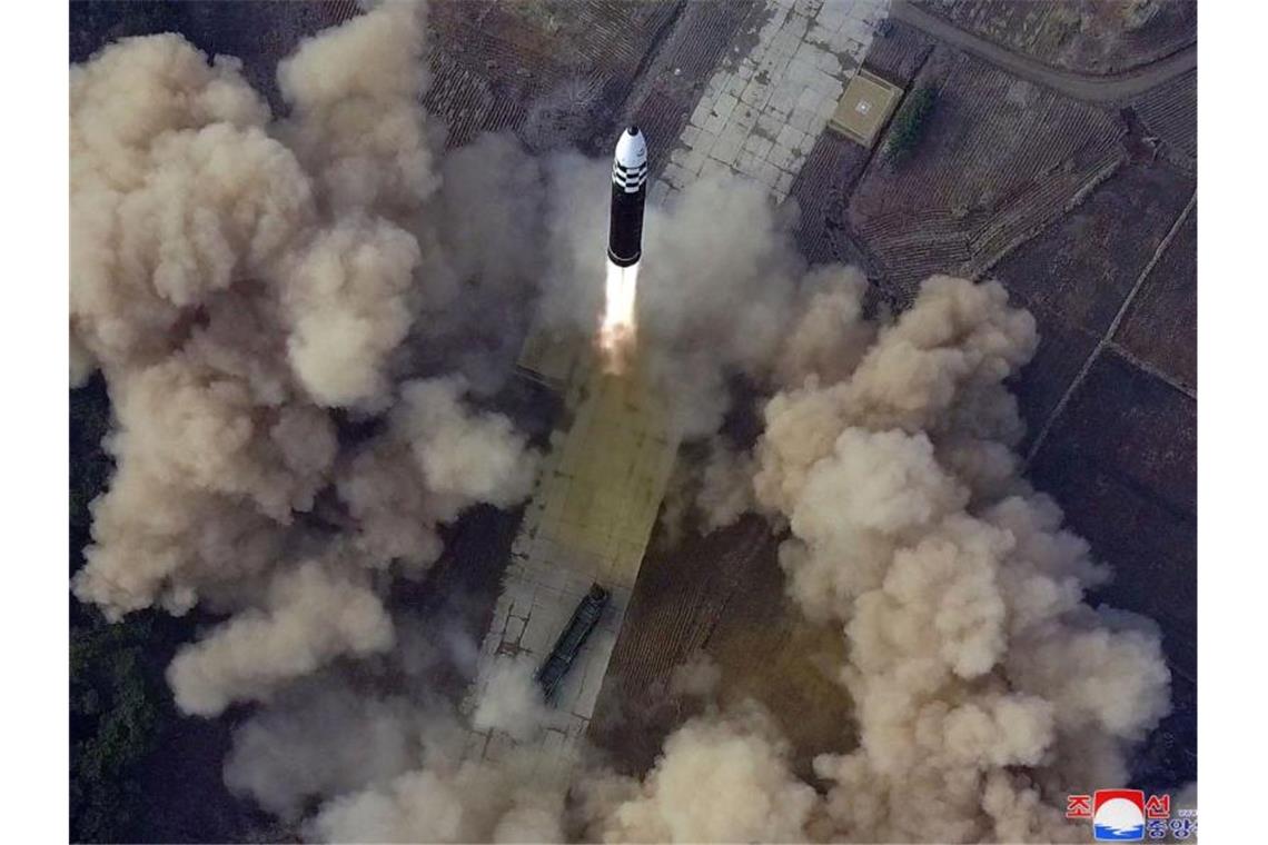 Nordkorea bestätigt Test einer Interkontinentalrakete Dieses von der staatlichen nordkoreanischen Nachrichtenagentur KCNA zur Verfügung gestellte Bild soll den Test einer neuen ballistischen Interkontinentalrakete zeigen. Foto: -/kcna/dpa