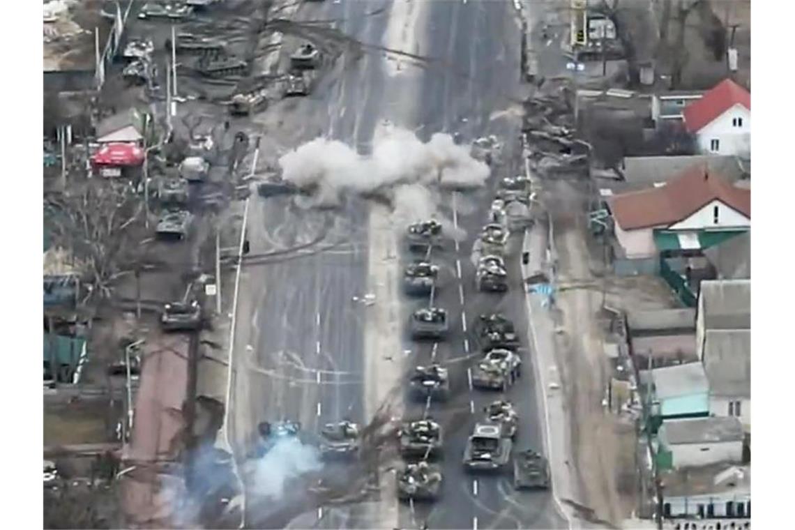 Krieg gegen die Ukraine: So ist die Lage Dieses von der ukrainischen Armee veröffentlichte Foto zeigt einen Angriff auf eine russische Panzerkolonne in einem Vorort von Kiew. Foto: Ukrainian Military Defense/ZUMA Press Wire Service/dpa