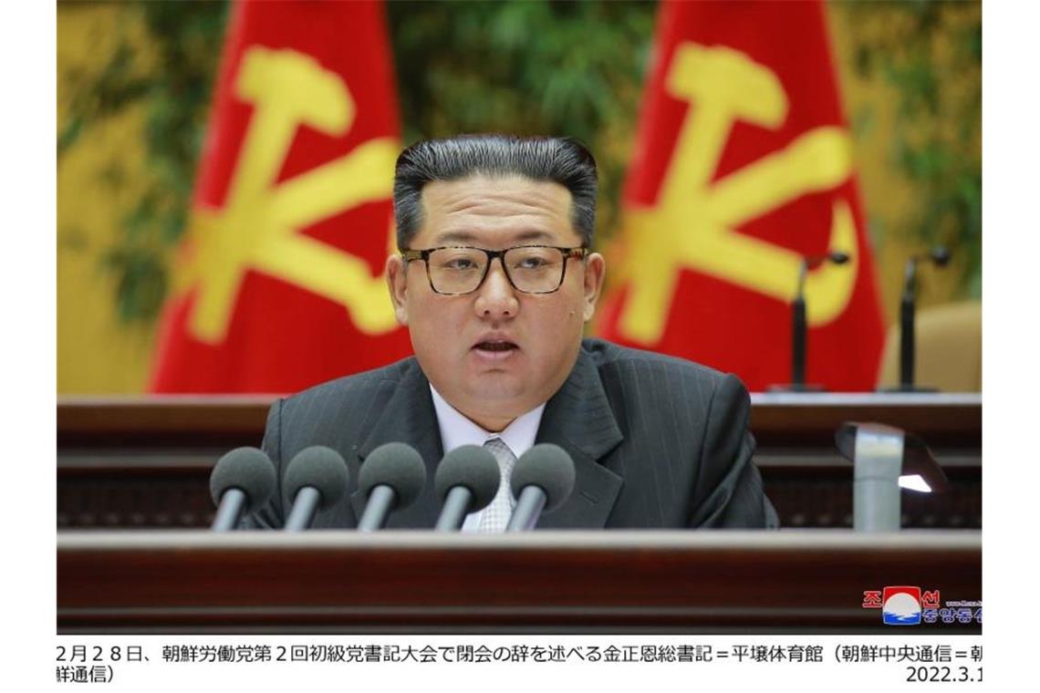 Nordkorea testet erneut Rakete Dieses von der zentralen staatlichen Nachrichtenagentur (KCNA) herausgegebene Bild zeigt den nordkoreanischen Machthaber Kim Jong-un bei seiner Abschlussrede auf dem zweiten Parteitag der Arbeiterpartei Koreas. Foto: -/KCNA/dpa