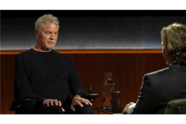 Dieses von Netflix veröffentlichte Foto zeigt die Schauspieler Eric Dane (li.) und Brad Falchuk in einer Episode von „Famous Last Words“.