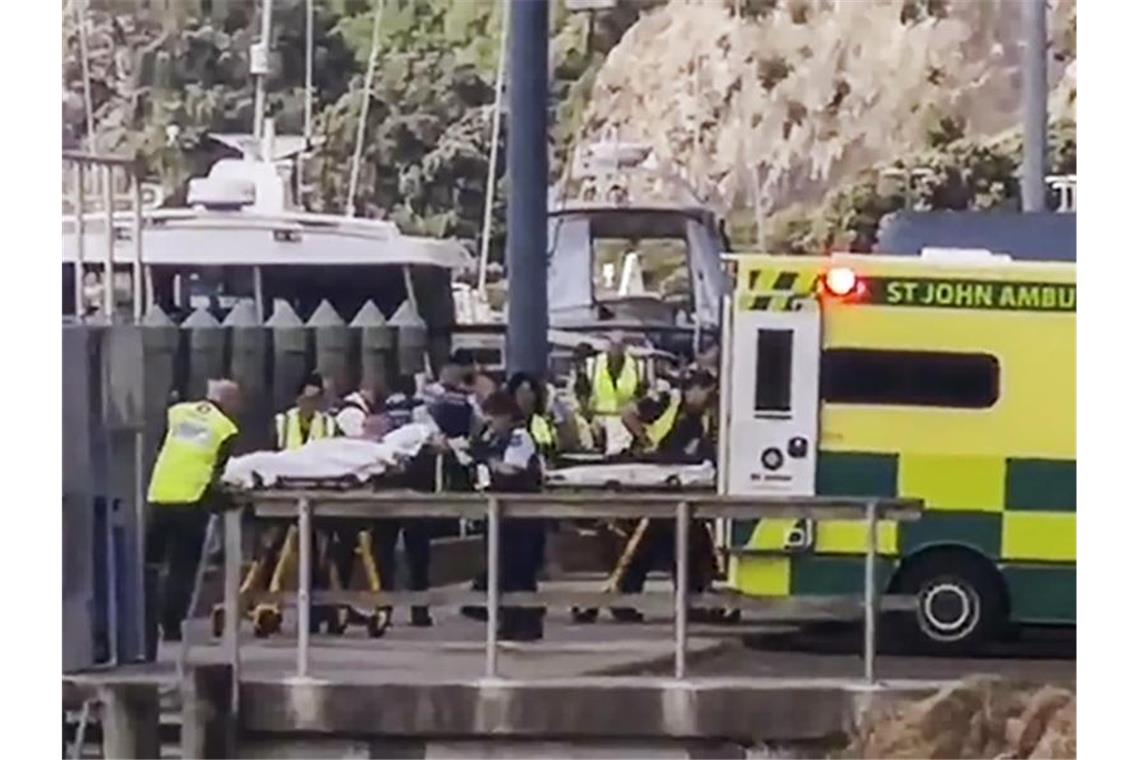 Dieses von NZME zur Verfügung gestellte Videostandbild zeigt Verletzte, die von Krankenwagen abtransportiert werden. Foto: Katee Shanls/NZME/AP/dpa