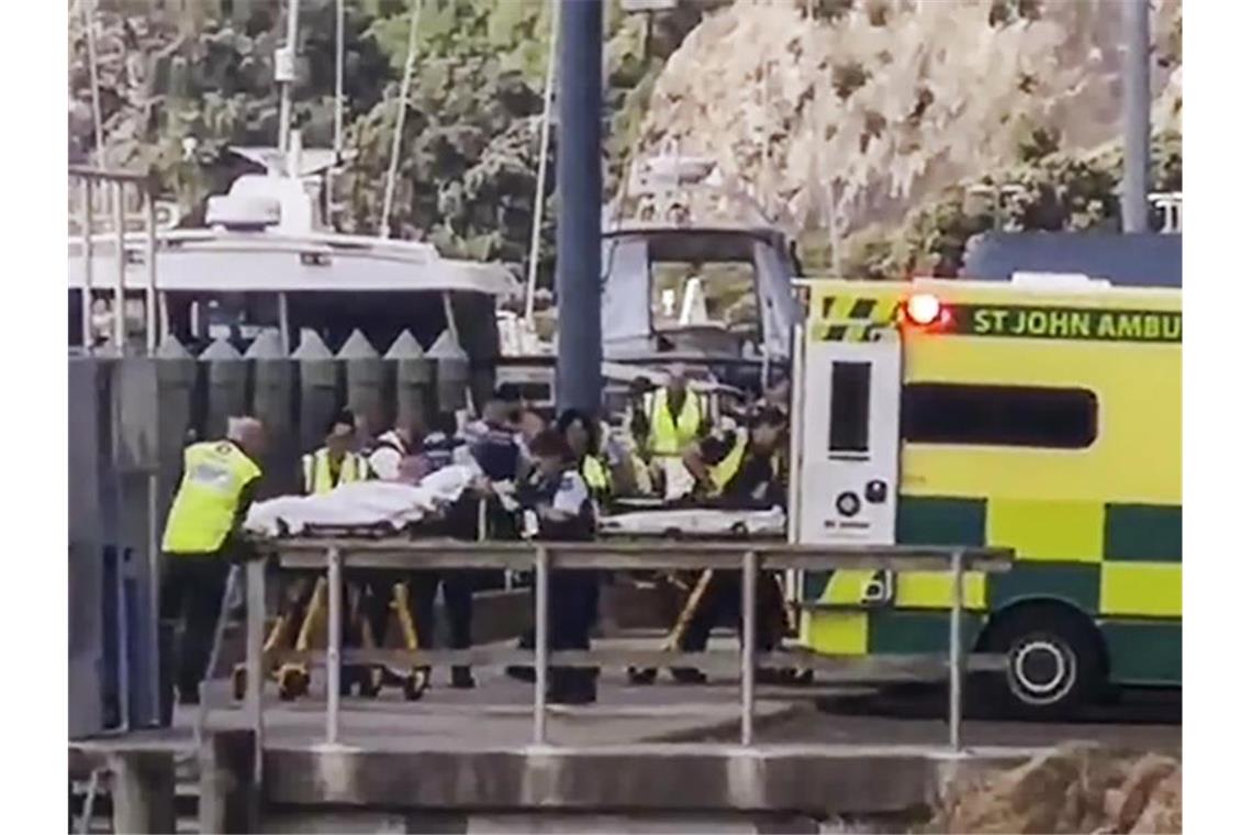 Dieses von NZME zur Verfügung gestellte Videostandbild zeigt Verletzte, die von Krankenwagen abtransportiert werden. Foto: Katee Shanls/NZME/AP/dpa