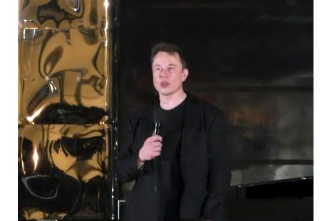Dieses von SpaceX zur Verfügung gestellte Videostanbild zeigt Elon Musk bei der Präsentation eines Raumschiffs. Foto: Uncredited/SpaceX/AP