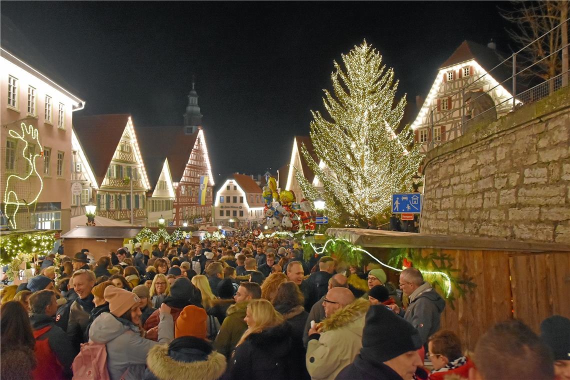 Backnanger Weihnachtsmarkt soll in gewohnter Form stattfinden Diesmal soll sich die Budenstadt wieder vom Marktplatz über die Marktstraße bis zum Stiftshof erstrecken. Foto: Tobias Sellmaier