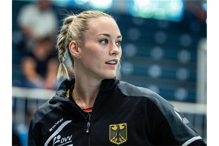 Diesmal wollen Louisa Lippmann und die deutschen Volleyballerinnen die EM-Medaillenspiele nicht aus der Zuschauerrolle verfolgen. Foto: Guido Kirchner/dpa