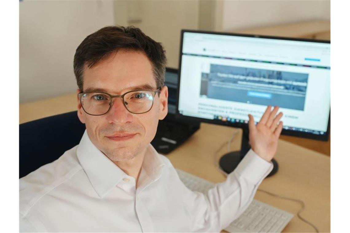 Dieter Abstein leitet das Dezernat 3.1 – Wirtschaftskriminalität beim Polizeipräsidium Karlsruhe. Foto: Uli Deck/dpa