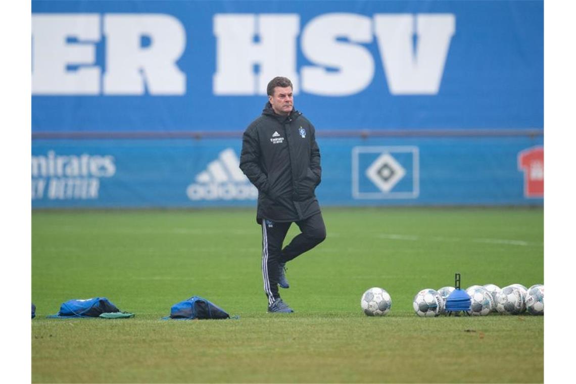 Dieter Hecking könnte sich auch den Job als Bundestrainer vorstellen. Foto: Daniel Reinhardt/dpa