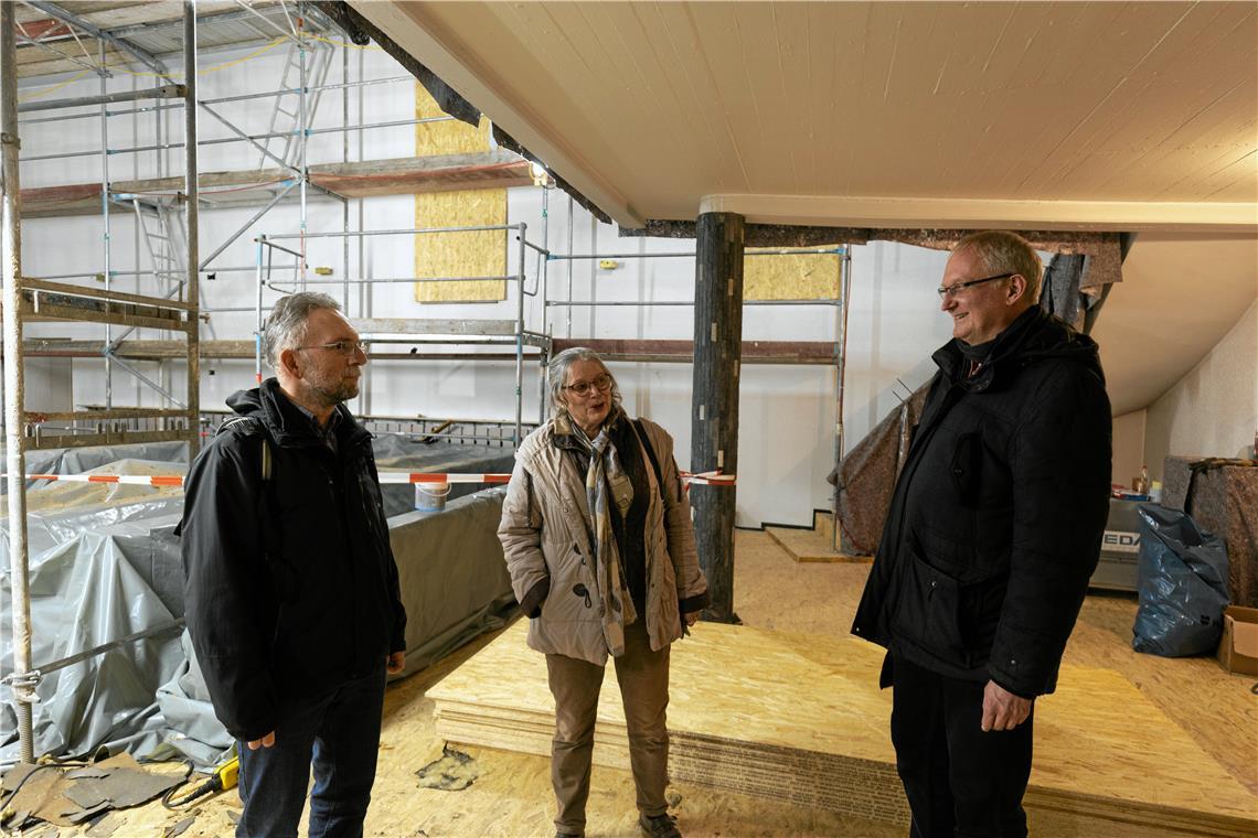 Kirchensanierung in Auenwald hat begonnen Dieter Hindl (links), Regine Pscheidl und Thomas Müller hoffen, nach Abschluss der Arbeiten in der Kirche wieder Gottesdienste feiern zu können.