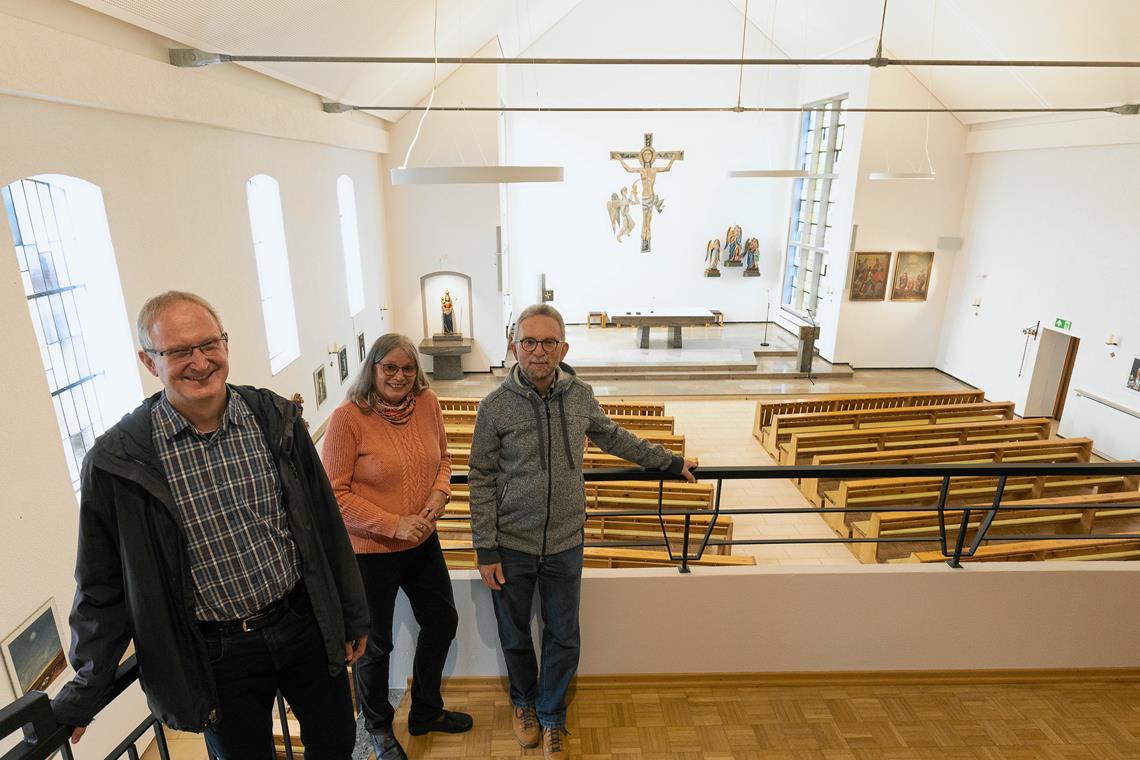 Dieter Hindl (rechts), Regine Pscheidl und Thomas Müller sind glücklich, wieder in ihrer Kirche zu sein. Foto: Alexander Becher