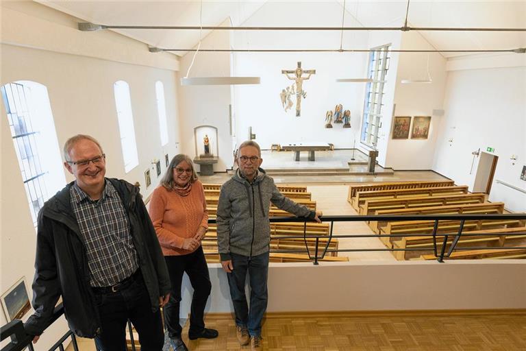 Dieter Hindl (rechts), Regine Pscheidl und Thomas Müller sind glücklich, wieder in ihrer Kirche zu sein. Foto: Alexander Becher