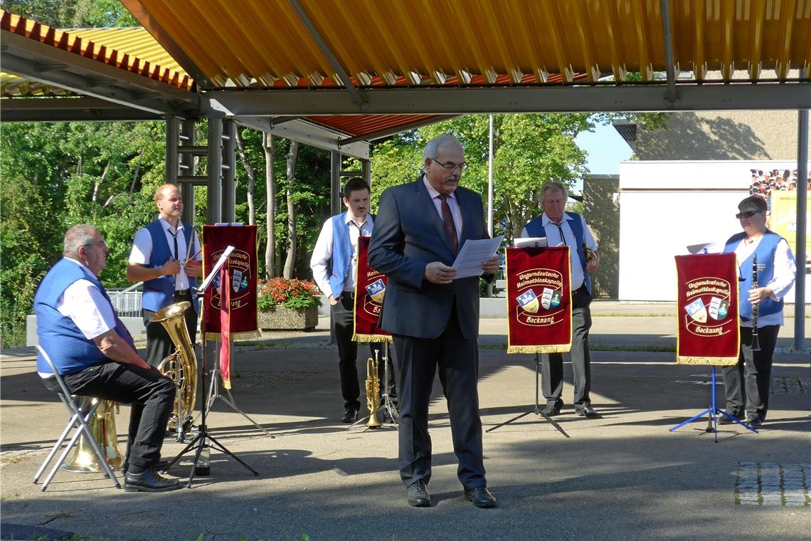 Tag der Heimat in Backnang Dieter Klenk und ein Quintett der Ungarndeutschen Heimatblaskapelle Backnang. Foto: K.J.Loderer