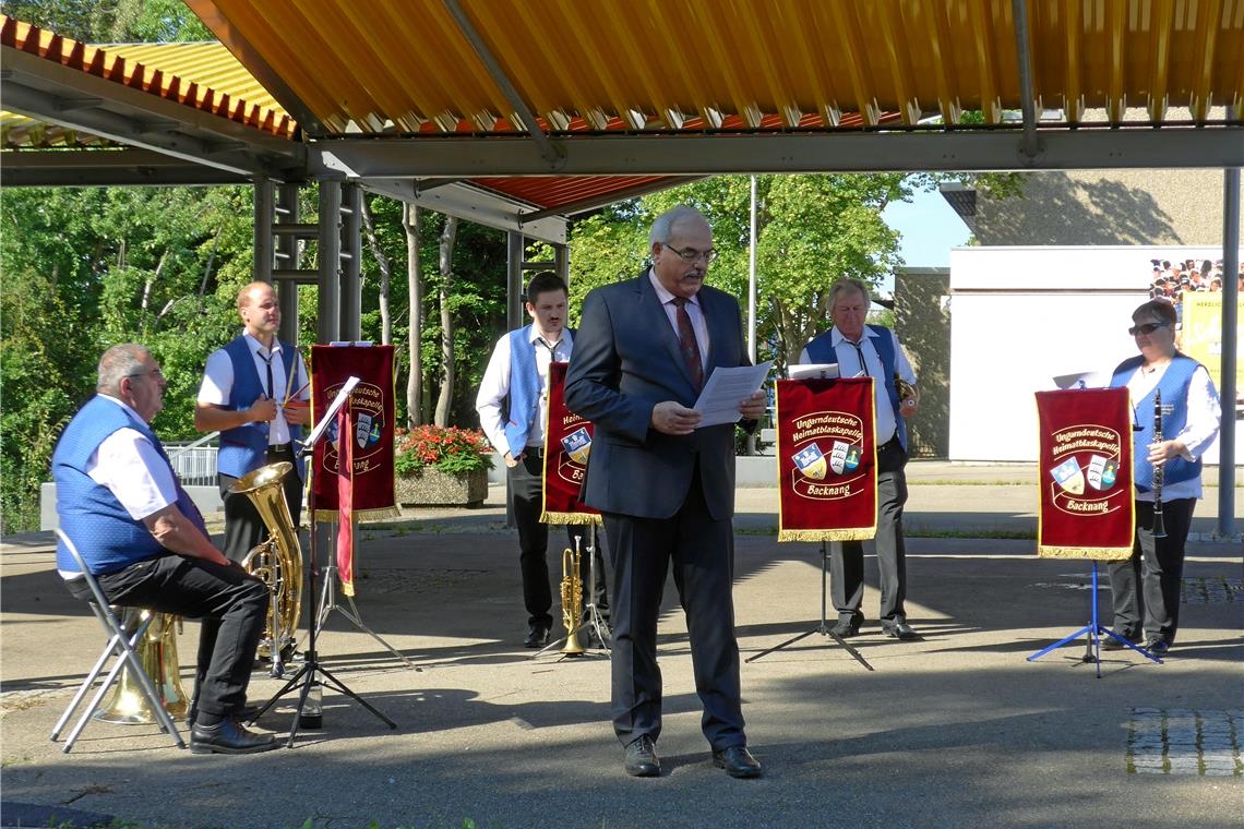 Dieter Klenk und ein Quintett der Ungarndeutschen Heimatblaskapelle Backnang. Foto: K.J.Loderer