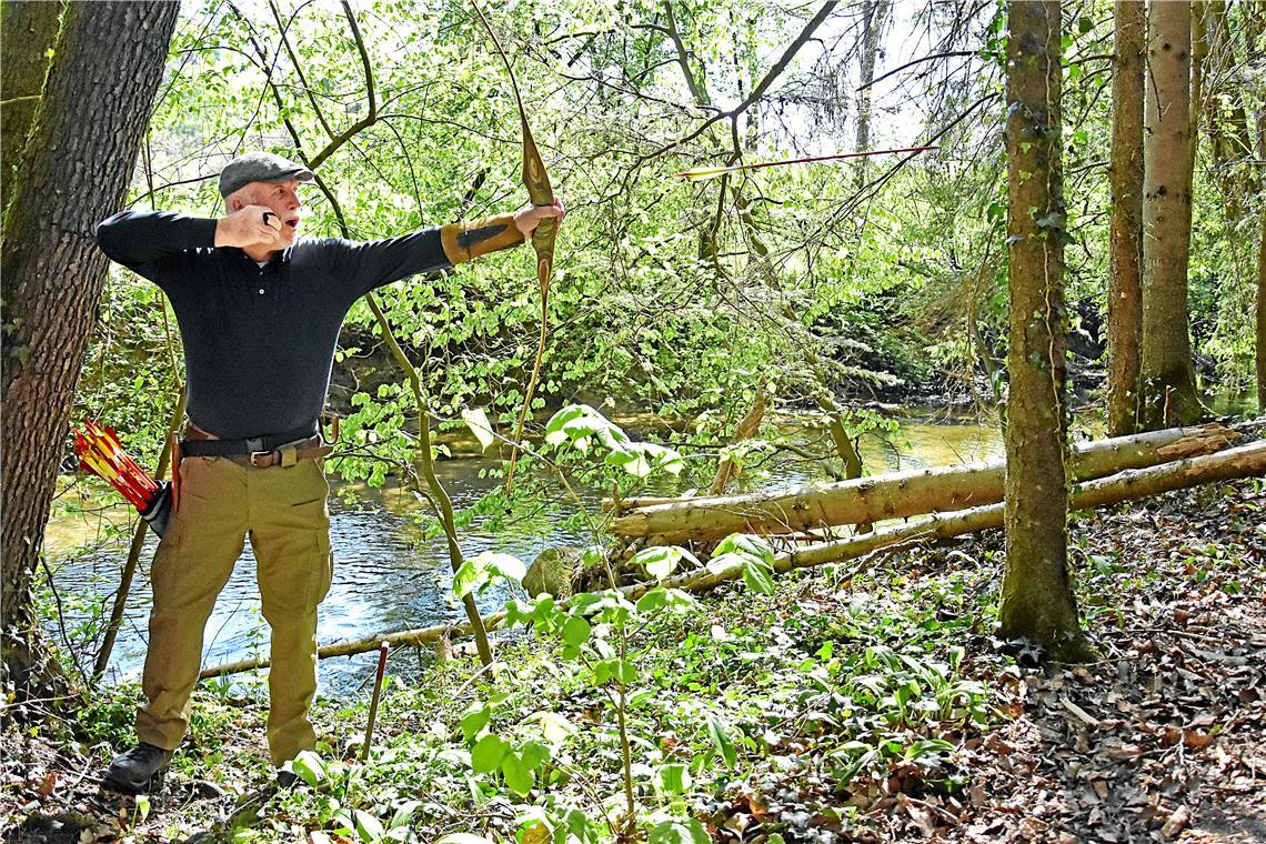 Dieter Nährig aus Allmersbach am Weinberg feuert seit zwei Jahren mit großem Spaß die Pfeile ab. Foto: Tobias Sellmaier