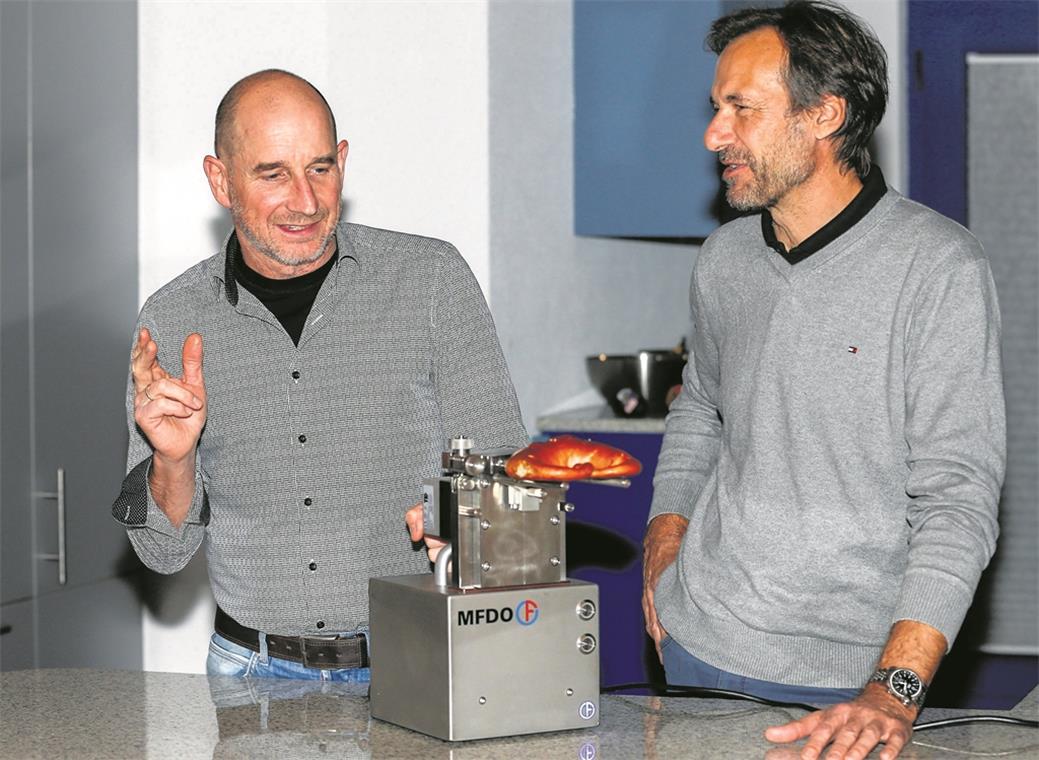 Butterbrezel gespritzt, nicht geschmiert Dieter Obertautsch (links) und Michael Feil zeigen, wie die Butter in die Brezel kommt.Fotos: A. Becher