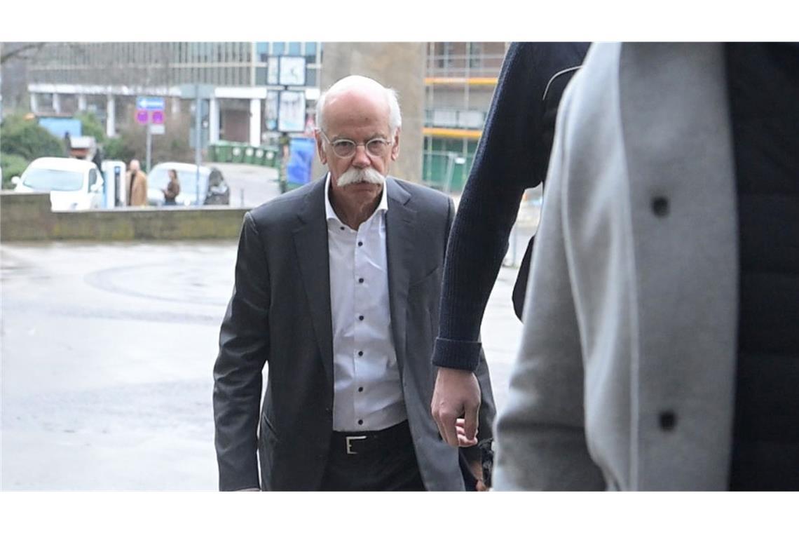 Dieter Zetsche am Dienstag auf dem Weg ins Stuttgarter Oberlandesgericht.