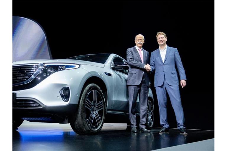 Dieter Zetsche (l) und sein Nachfolger Ola Källenius stehen zu Beginn der Hauptversammlung gemeinsam auf dem Podium. Foto: Kay Nietfeld