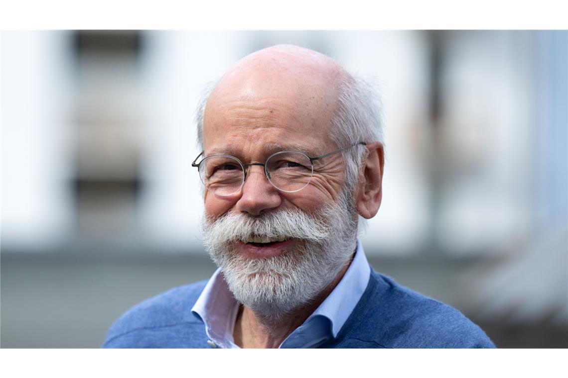 Dieter Zetsche blickt zurück – und wirbt für die Elektromobilität Dieter Zetsche mal anders: zur Abwechslung mit Vollbart.