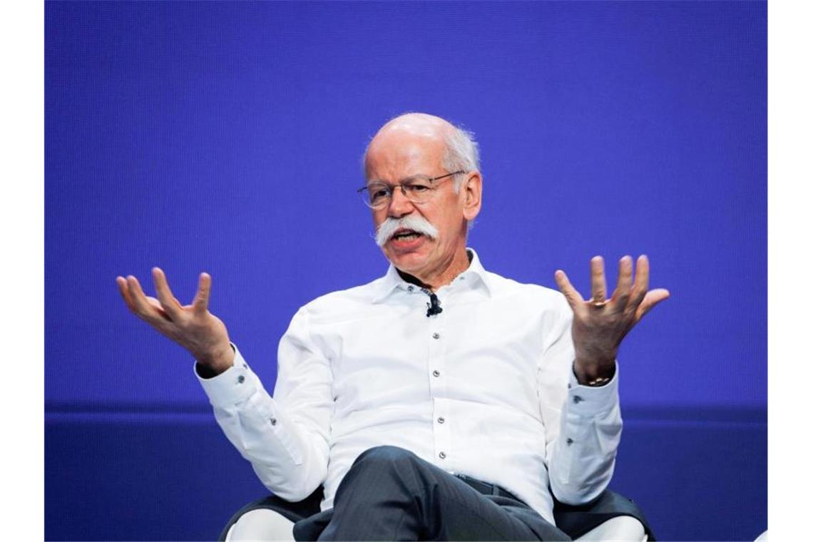 Dieter Zetsche spricht auf der Technikmesse Mobile World Congress. Foto: Clara Margais/Archivbild