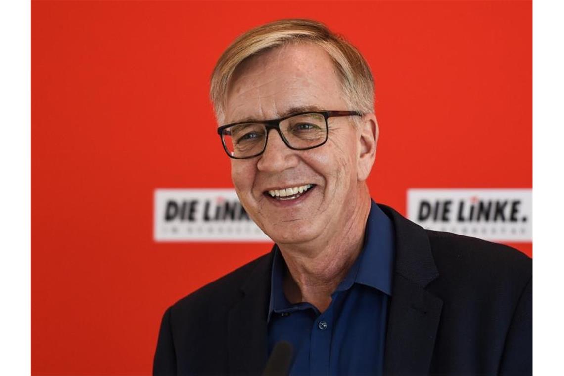 Bartsch kritisiert Löbel als „Vorteilsoptimierer“ Dietmar Bartsch, Fraktionsvorsitzender von die Linke im Bundestag, lächelt. Foto: Kira Hofmann/dpa-Zentralbild/dpa