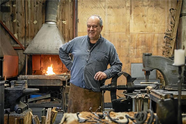Dietmar Klenk fühlt sich in seiner Schmiede pudelwohl.Fotos: Alexander Becher