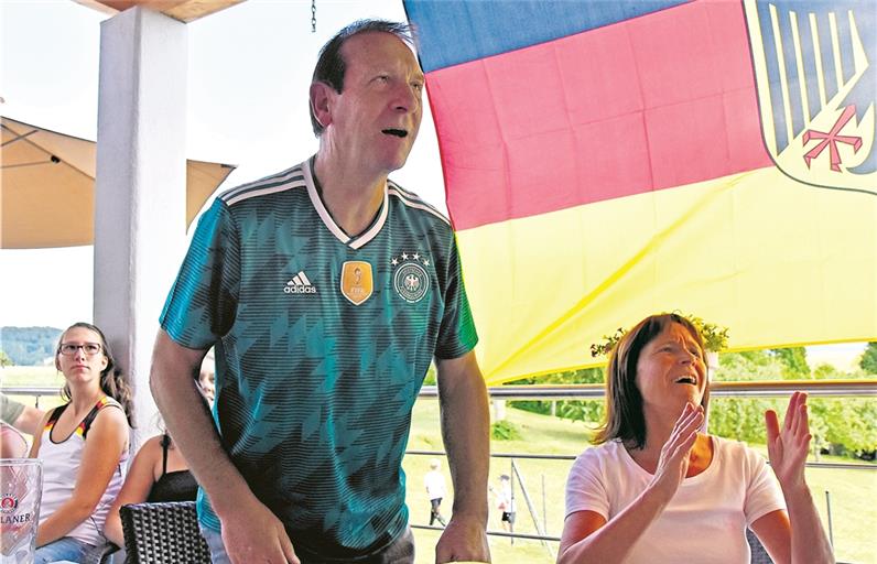 Dietmar Meyer und seine Frau Gerlinde Meyer fieberten mit der Nationalmannschaft mit, doch alles Daumendrücken half nichts. Dennoch will Meyer nach Russland reisen, jetzt greift Plan C... Foto: T. Sellmaier