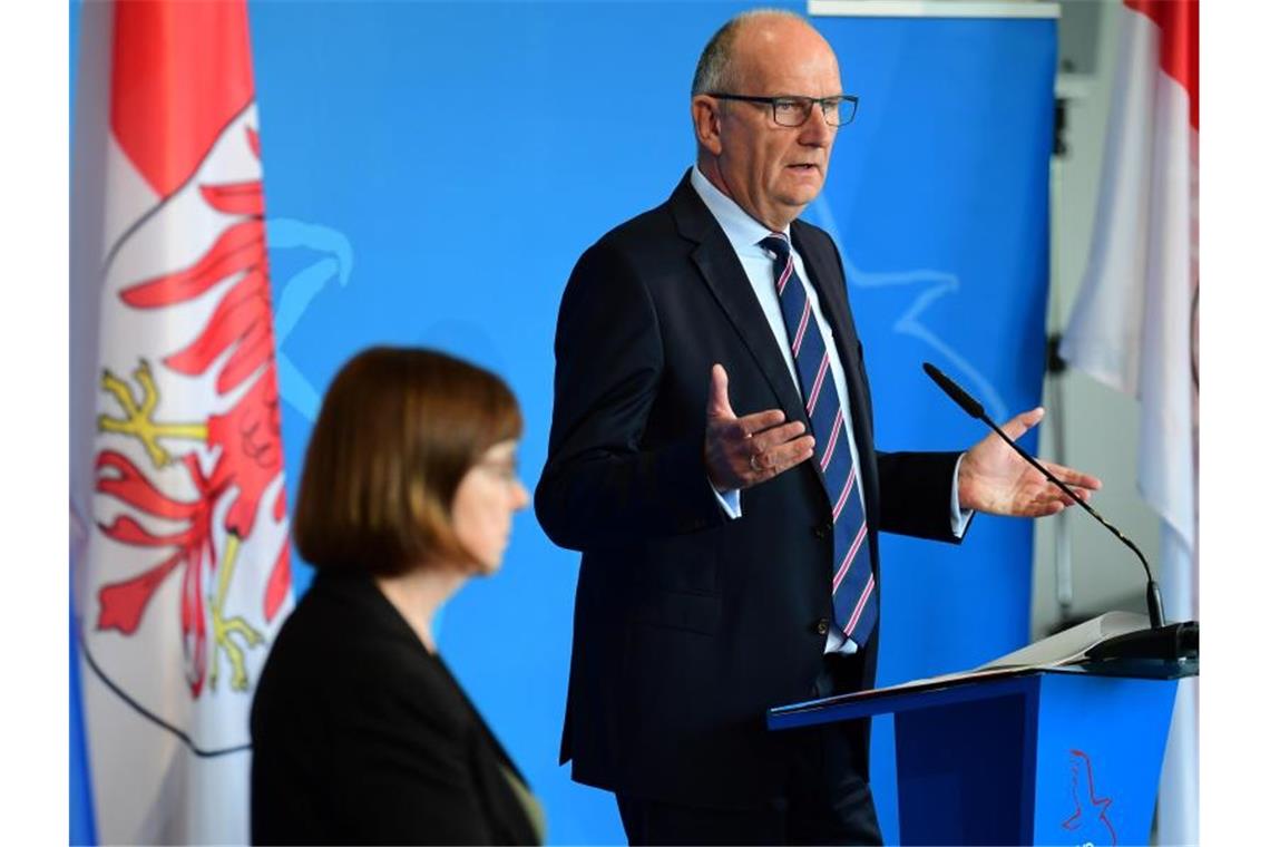Länder kontern Merkel-Kritik: Keine Corona-Planänderung Dietmar Woidke (SPD), Ministerpräsident von Brandenburg, und Ursula Nonnemacher (Bündnis 90/Die Grünen), Gesundheitsministerin sehen Brandeburg auf dem Kurs des Bund-Länder-Beschlusses. Foto: Soeren Stache/dpa-Zentralbild/dpa