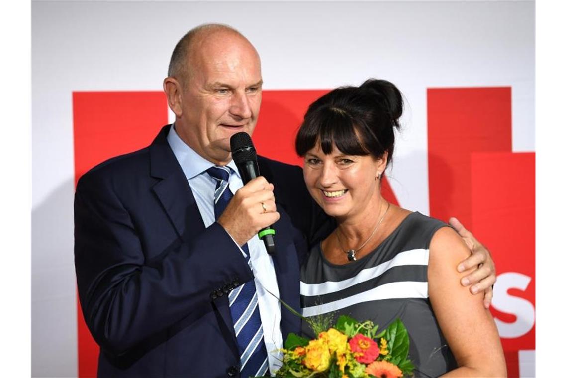 Dietmar Woidke umarmt seine Frau Susanne bei einer Ansprache auf der SPD-Wahlparty. Foto: Monika Skolimowska