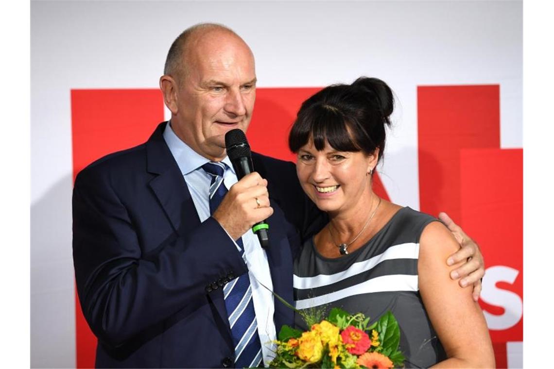 Union und SPD suchen Antworten auf AfD-Wahlrekorde im Osten Dietmar Woidke umarmt seine Frau Susanne bei einer Ansprache auf der SPD-Wahlparty. Foto: Monika Skolimowska
