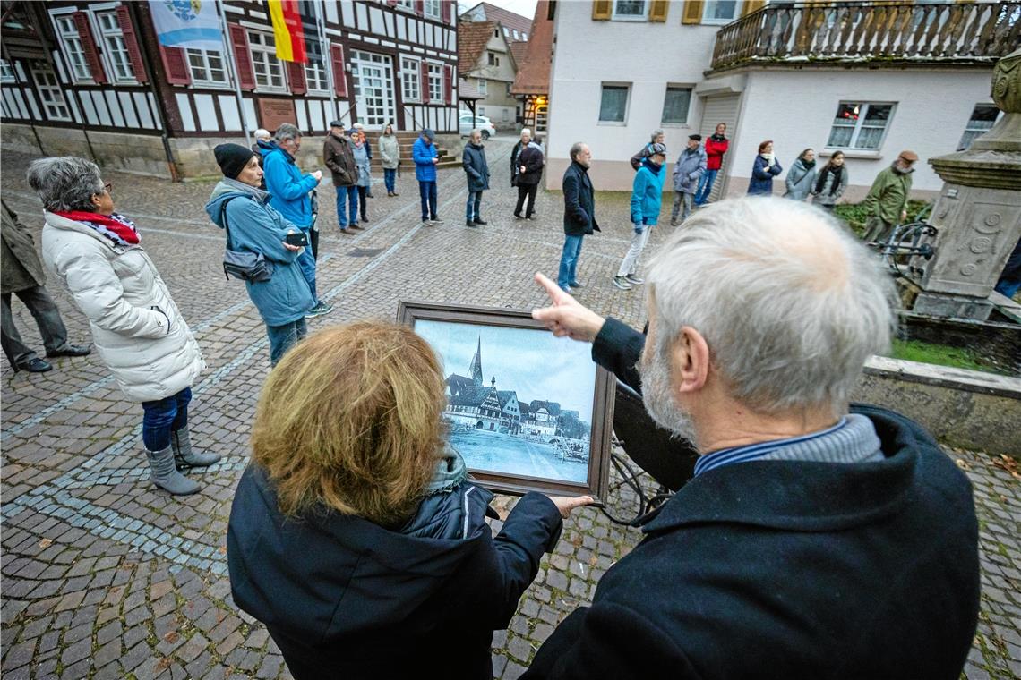 Digital trifft analog: Die Teilnehmer des Rundgangs mit dem Actionbound „Diktatour“ gleichen bestehende Gebäude mit einem Bild aus der Vergangenheit ab. Fotos: A. Becher