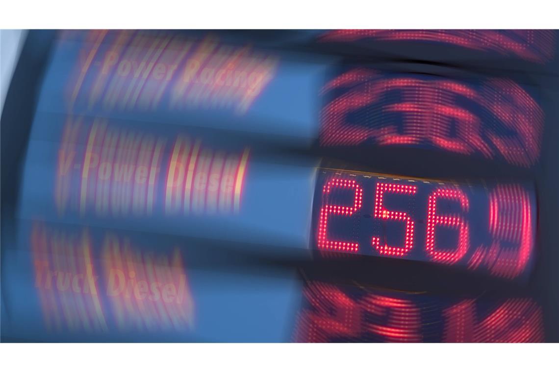 Digitale Preistafel für Kraftstoff an einer Tankstelle.