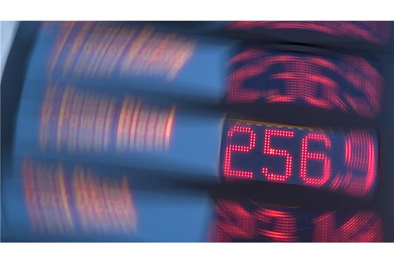 Digitale Preistafel für Kraftstoff an einer Tankstelle.